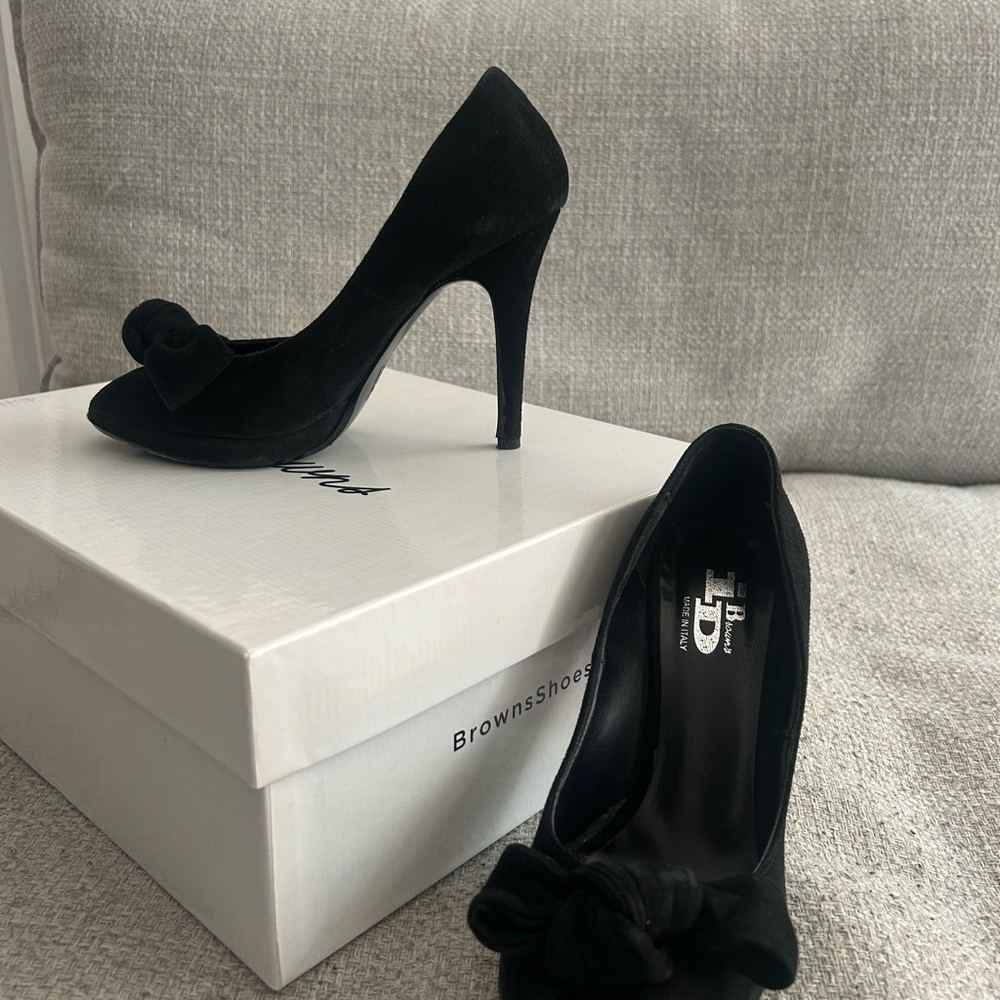 Chic Black Heels with Bow Accent